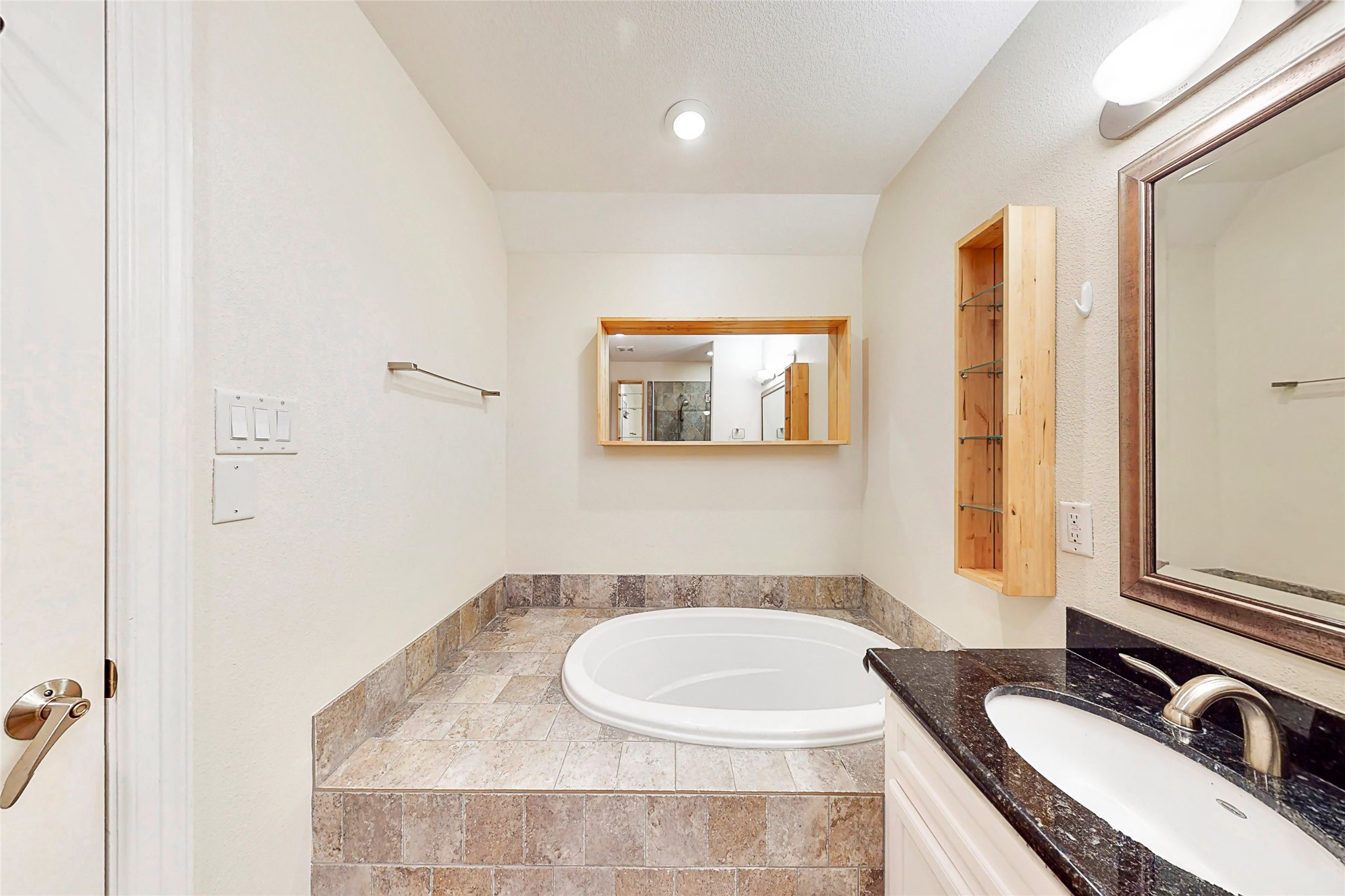 2104 State Street Houston, TX 77007 - Photo 17 of 41 Primary bathroom