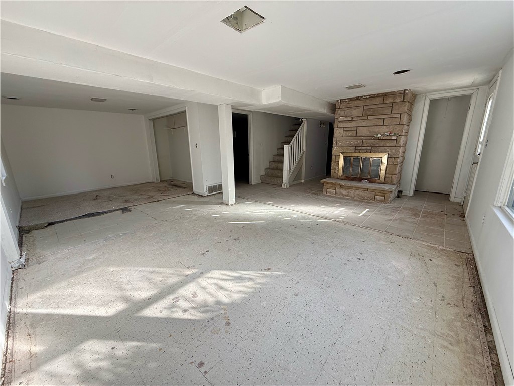 1202 Florida Avenue Decatur, IL 62521 - Photo 12 of 16 LL Family room & Entry