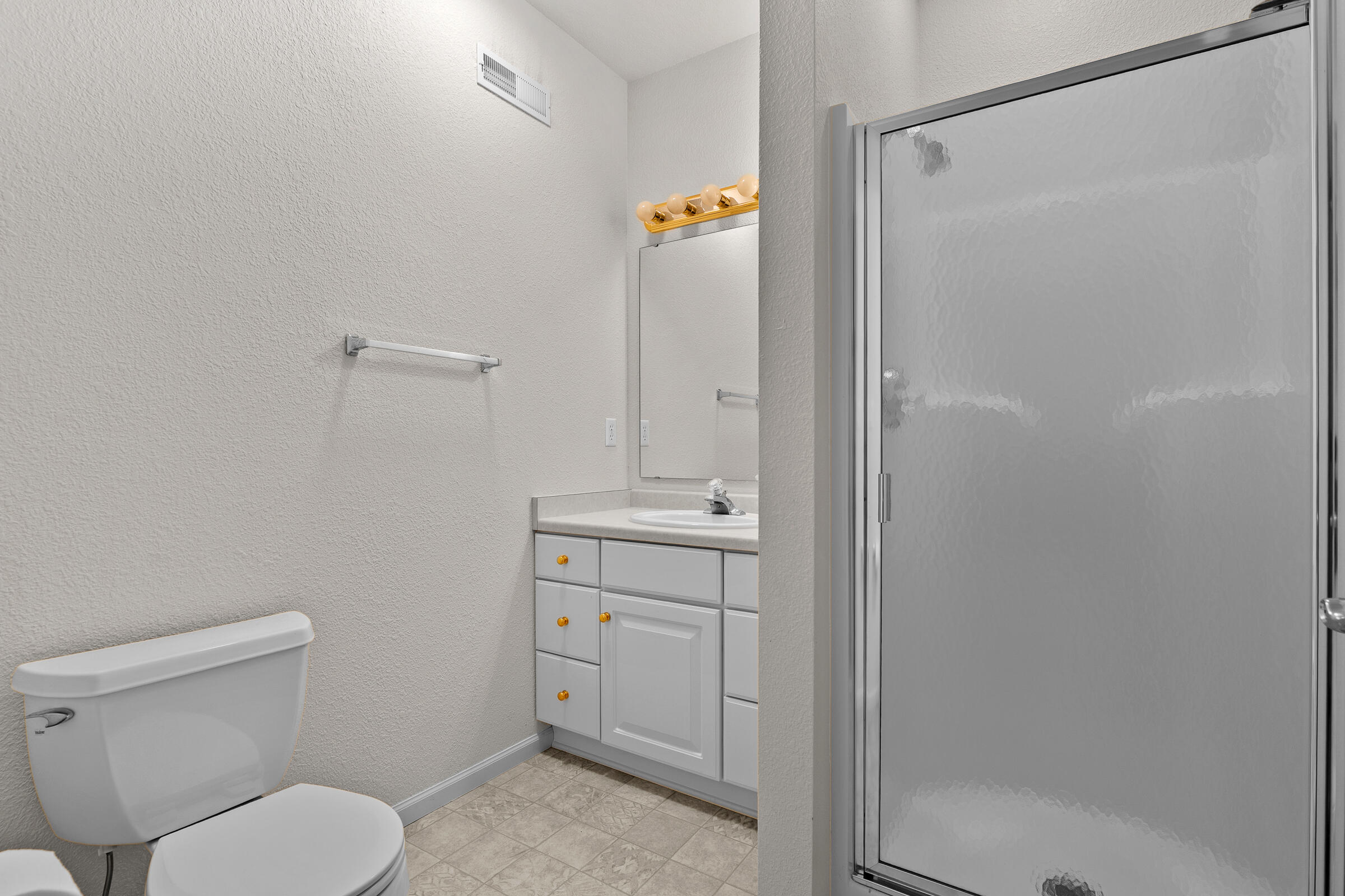 3205 Limerick Lane Sheboygan, WI 53083 - Photo 35 of 48 Full Bathroom Lower