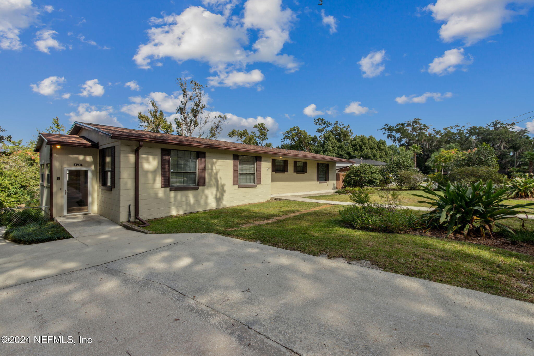 5031 Degrove Road Jacksonville, FL 32207 - Photo 4 of 81 Street side