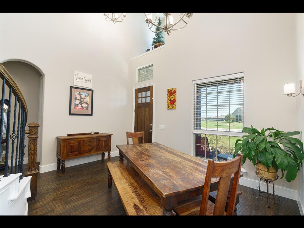 191 Daniel Drive Van Alstyne, TX 75495 - Photo 5 of 32 a living room with furniture and a potted plant