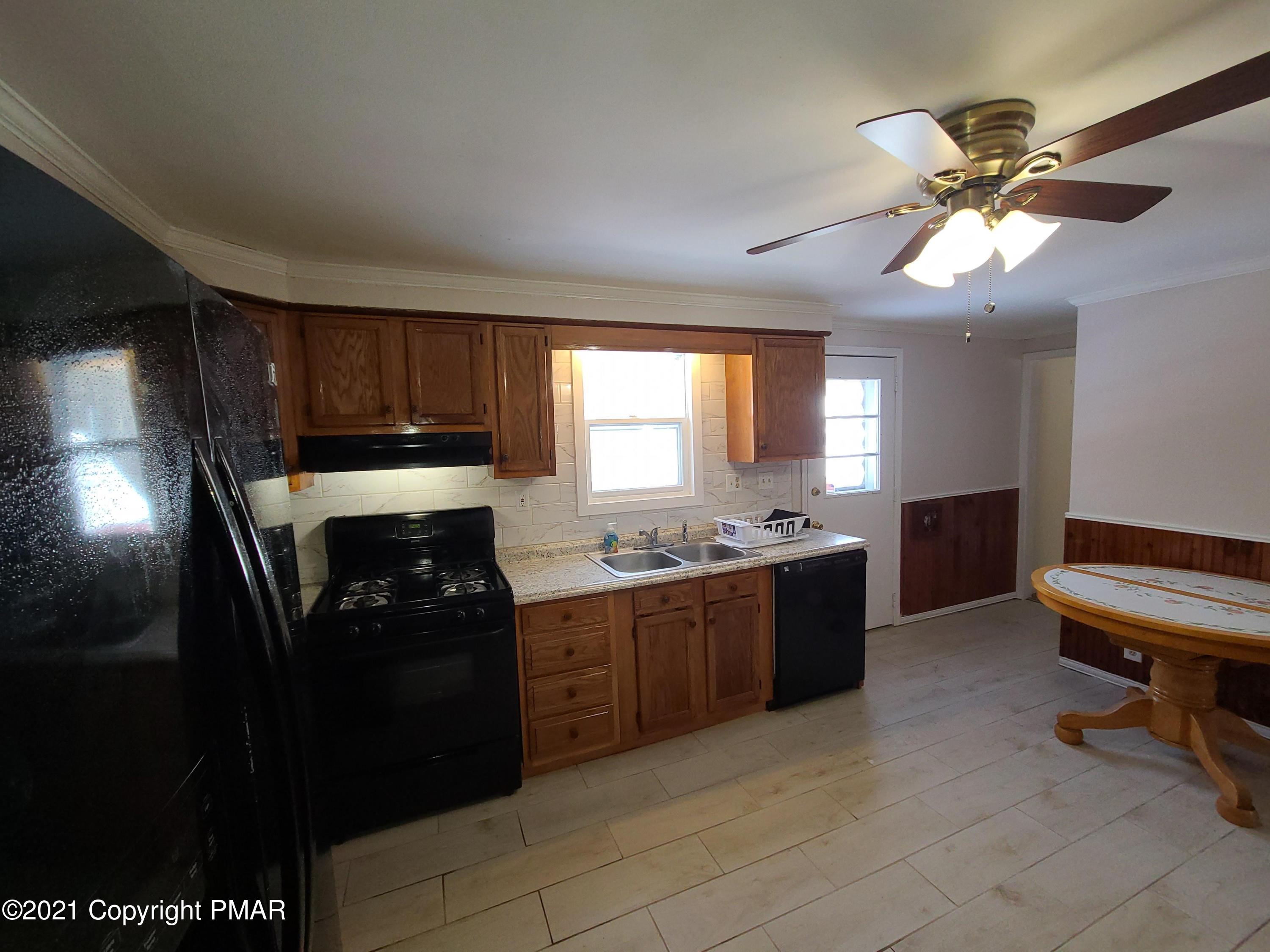 253 Center Road Stroudsburg, PA 18360 - Photo 4 of 13 253 kitchen 2