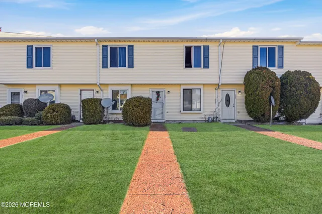 a front view of house with yard