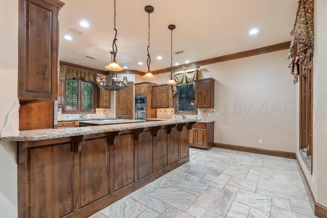 a large kitchen with kitchen island a large island in it