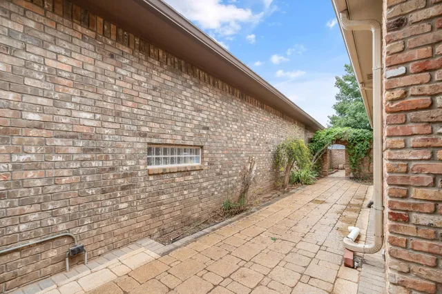 a view of a pathway both side of building