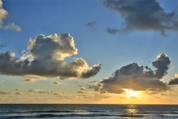 a view of a sky view