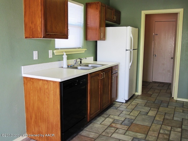 1140 Shasta Drive Amarillo, TX 79110 - Photo 9 of 23 a utility room with a sink washer and dryer