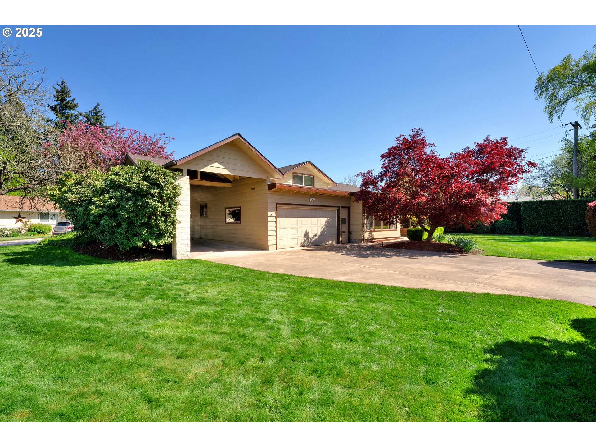 925 Ascot Drive Eugene, OR 97401 - Photo 3 of 44 a front view of a house with a yard and garage