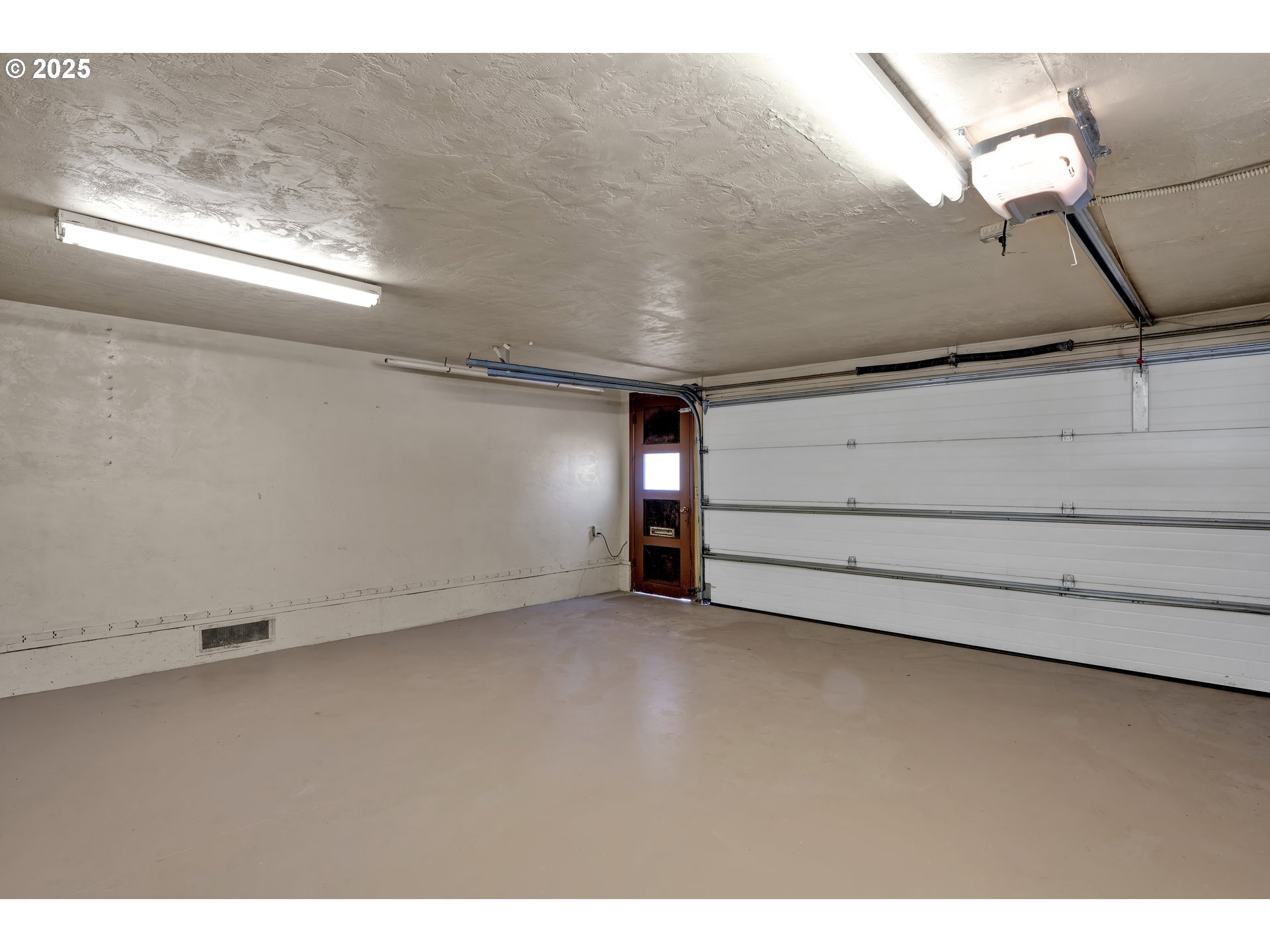 925 Ascot Drive Eugene, OR 97401 - Photo 32 of 44 a view of an empty room