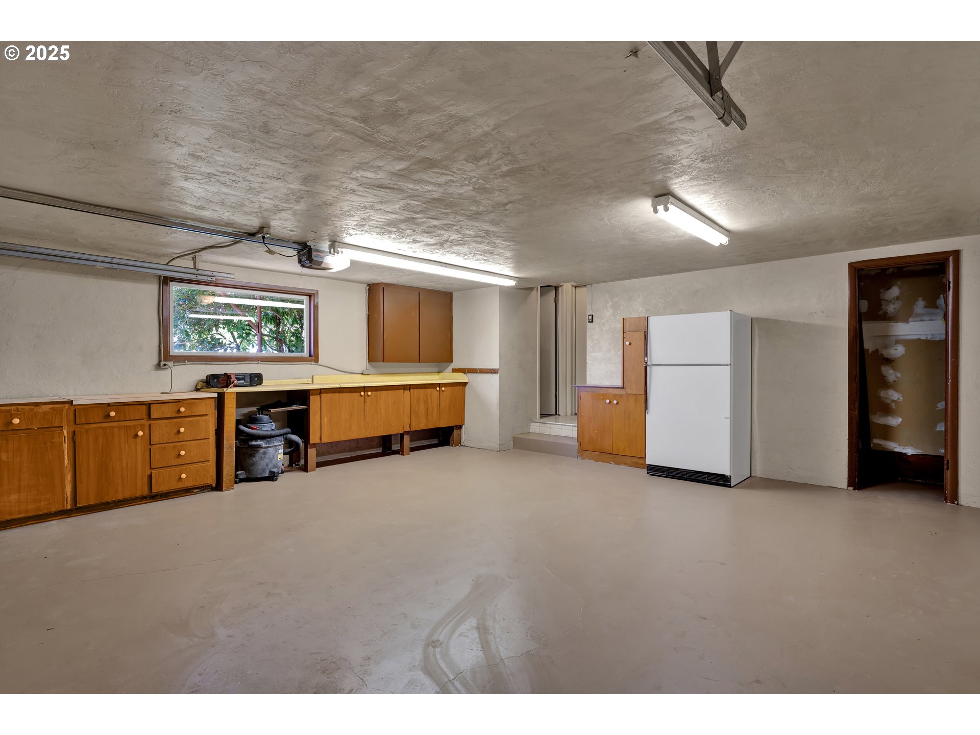 925 Ascot Drive Eugene, OR 97401 - Photo 33 of 44 a living room with furniture and a flat screen tv