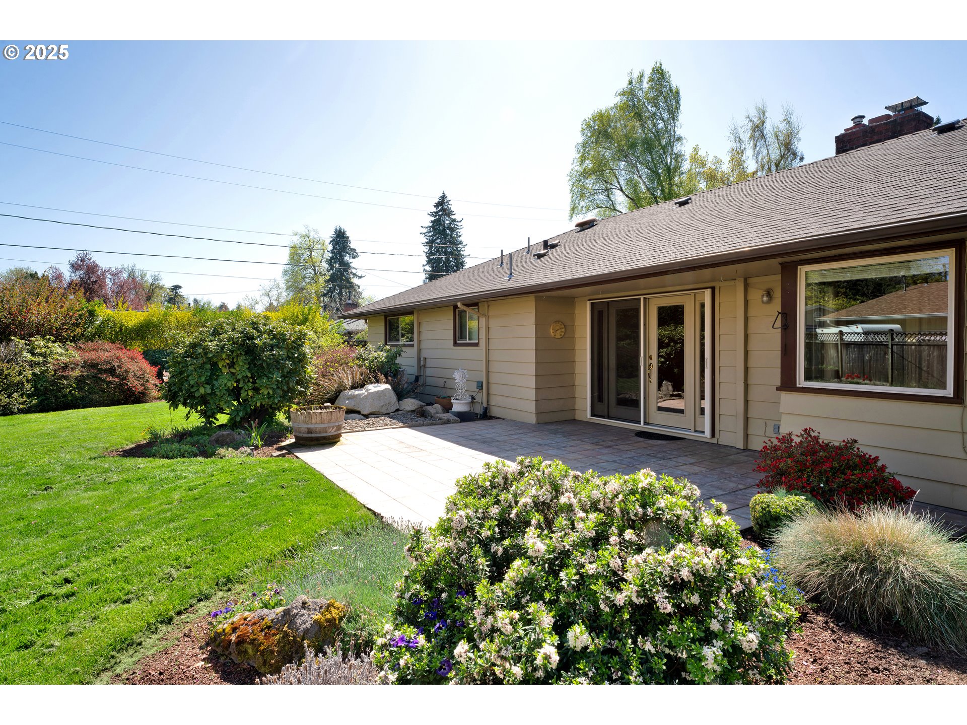 925 Ascot Drive Eugene, OR 97401 - Photo 35 of 44 a house view with a garden space