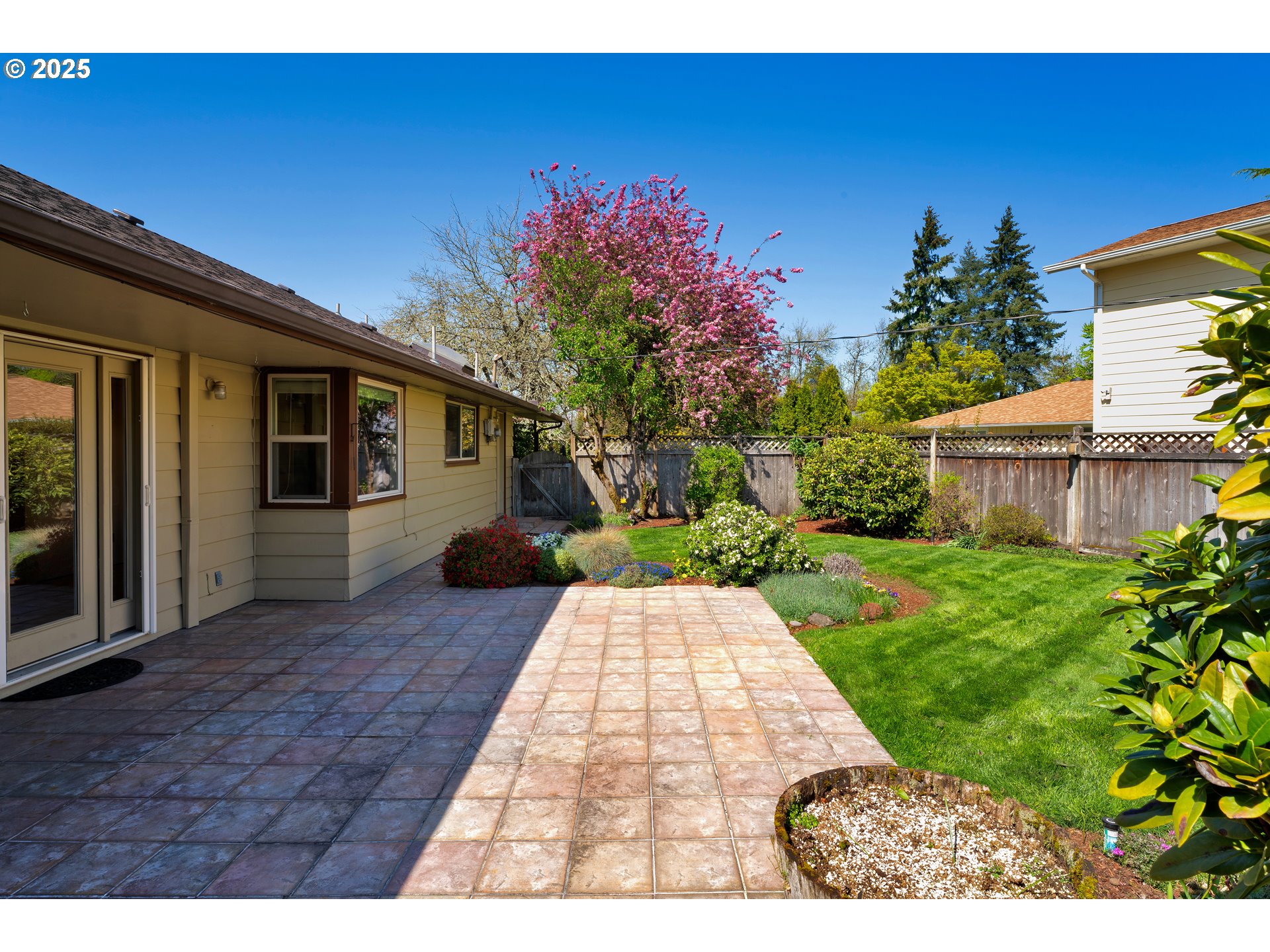 925 Ascot Drive Eugene, OR 97401 - Photo 38 of 44 a front view of a house with a yard