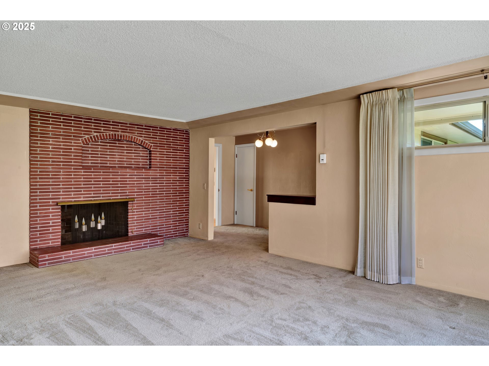 925 Ascot Drive Eugene, OR 97401 - Photo 7 of 44 a view of a livingroom with a fireplace