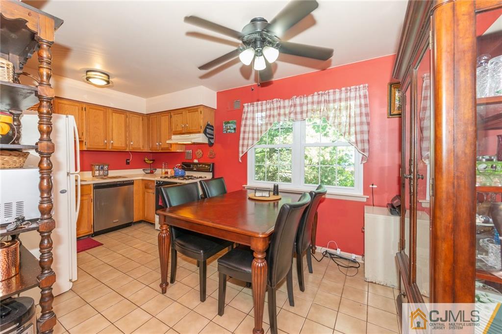 36 Hanover Square, Unit E Middlesex, NJ 08846 - Photo 8 of 23 a dining room with a table and chairs