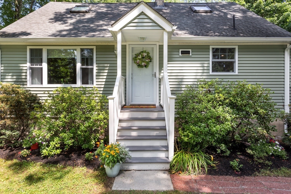 314 Pleasant Street Franklin, MA 02038 - Photo 2 of 40