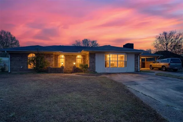 a view of a house with a yard