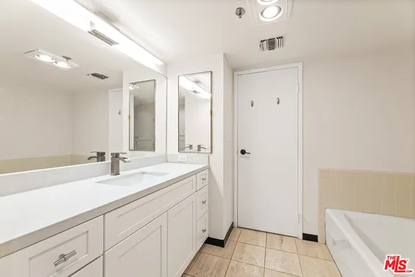 $925,000 | 10660 Wilshire Boulevard, Unit 703, Los Angeles, CA 90024