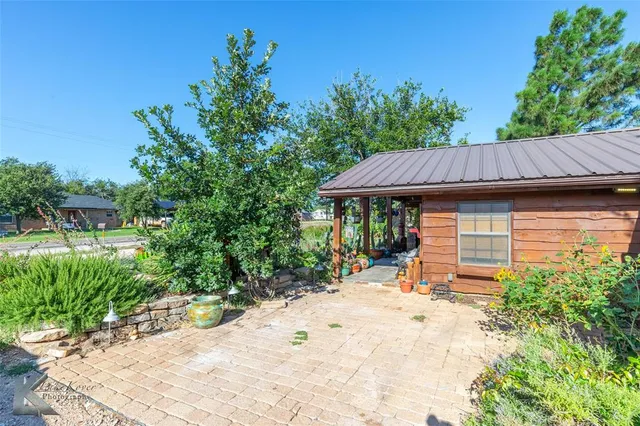 a view of a house with backyard