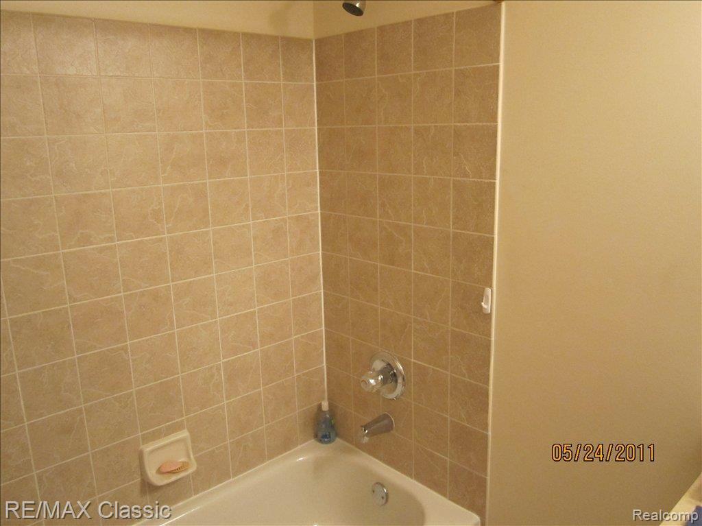 3412 Tremonte Circle, Unit 190 Rochester, MI 48306 - Photo 15 of 18 Ceramic Bath