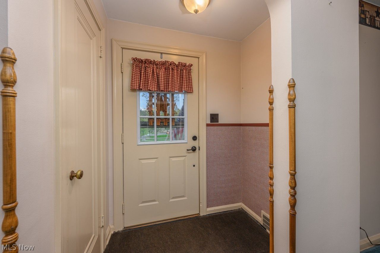 1422 Monument Road Northwest Canton, OH 44703 - Photo 4 of 31 Entry way