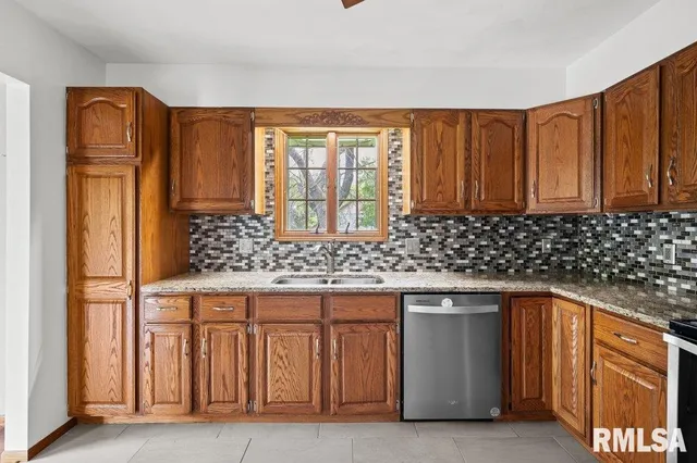 $360,000 | 211 Eagle Ridge Road, Muscatine, IA 52761