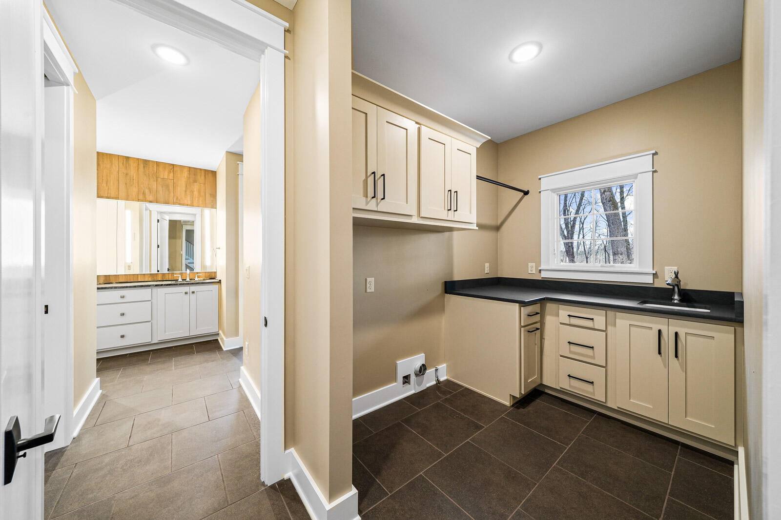 71293 Laurel Rdg Boulevard Niles, MI 49120 - Photo 31 of 47 Laundry Room