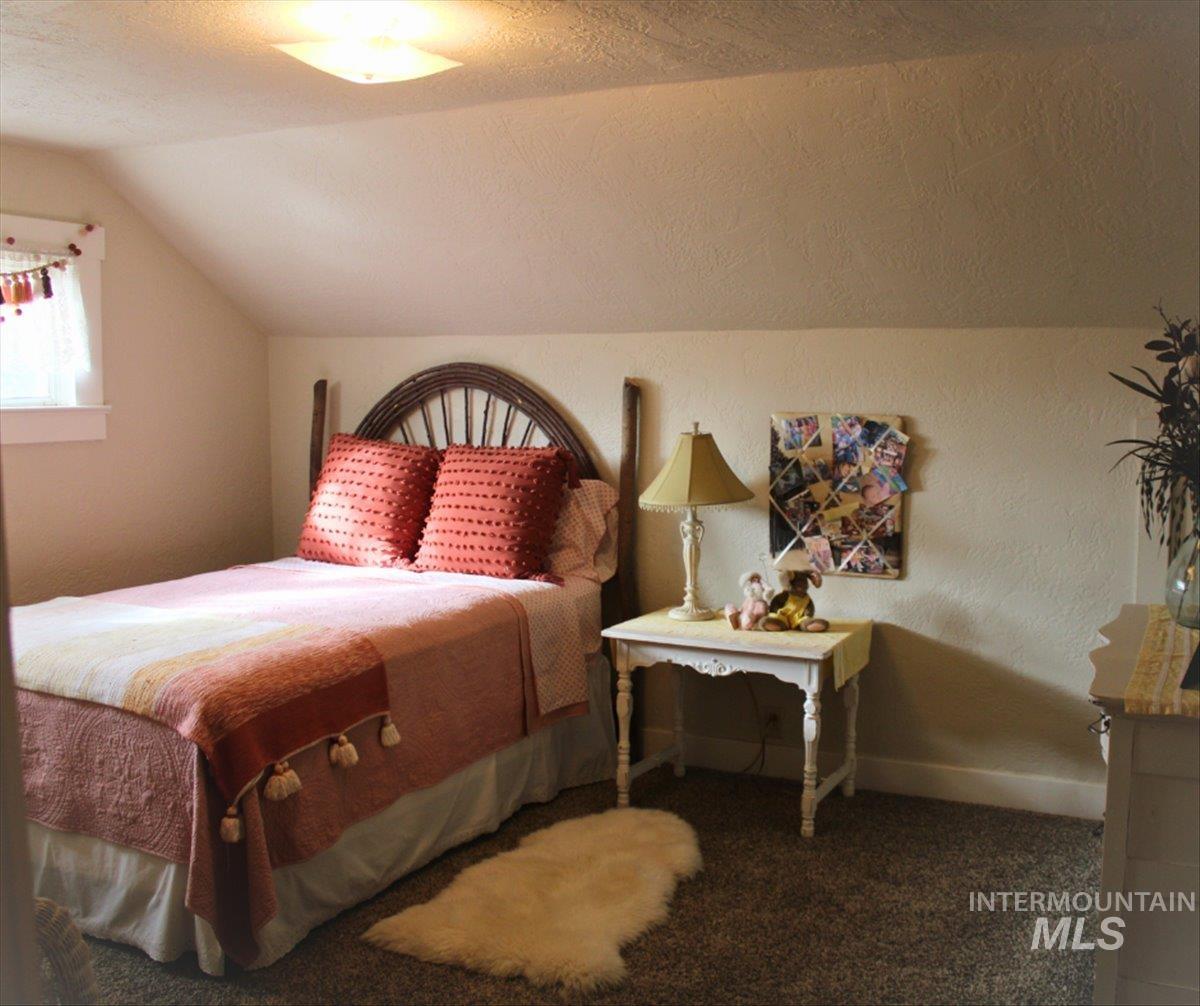 19234 Top Road Caldwell, ID 83607 - Photo 16 of 50 Bedroom featuring a textured ceiling, a textured wall, carpet flooring, and lofted ceiling
