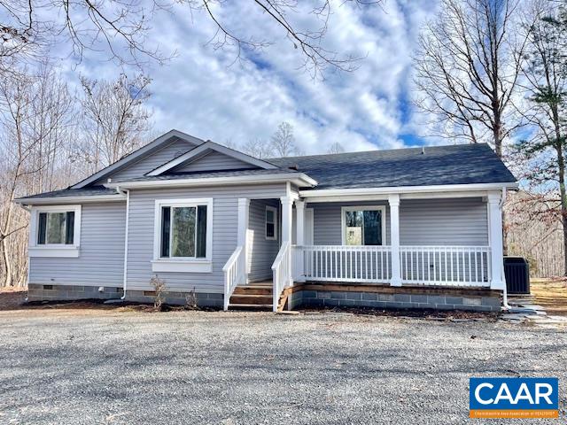 6232 Howardsville Road Dillwyn, VA 23936 - Photo 3 of 35 a front view of a house with garage