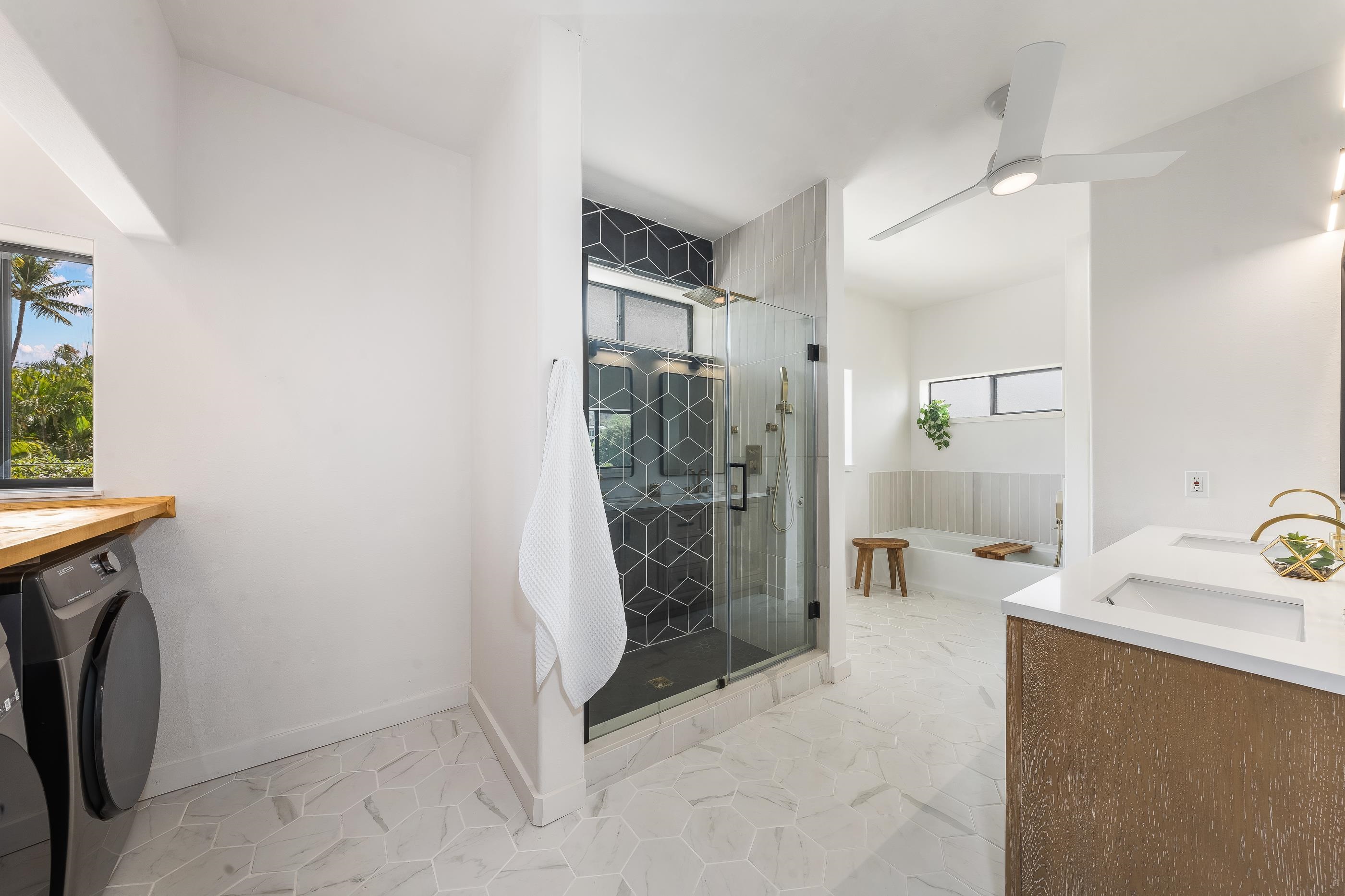 820 Kupulau Drive Kihei, HI 96753 - Photo 20 of 50 a bathroom with a sink and a tub