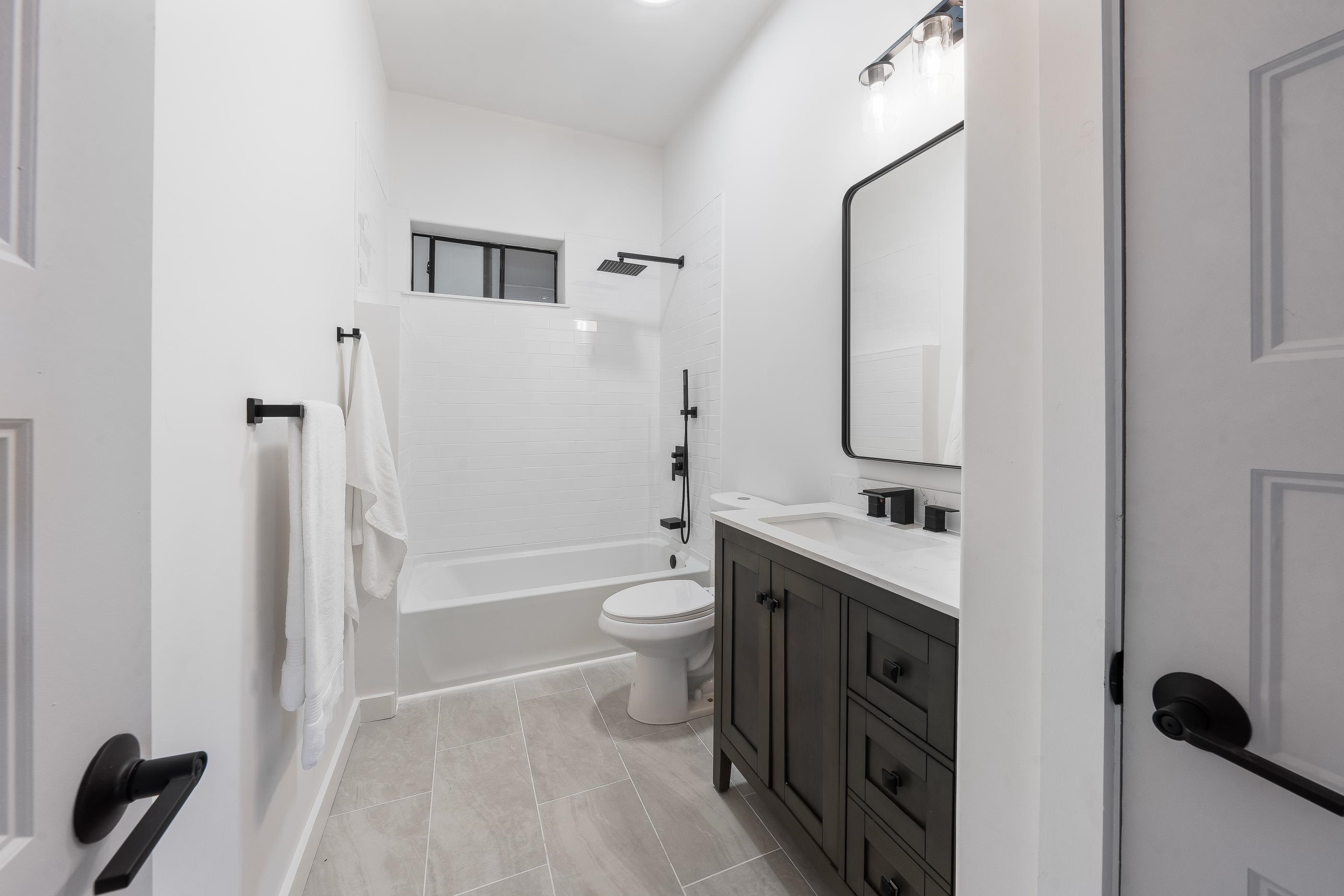 820 Kupulau Drive Kihei, HI 96753 - Photo 37 of 50 a bathroom with a toilet a sink and bathtub