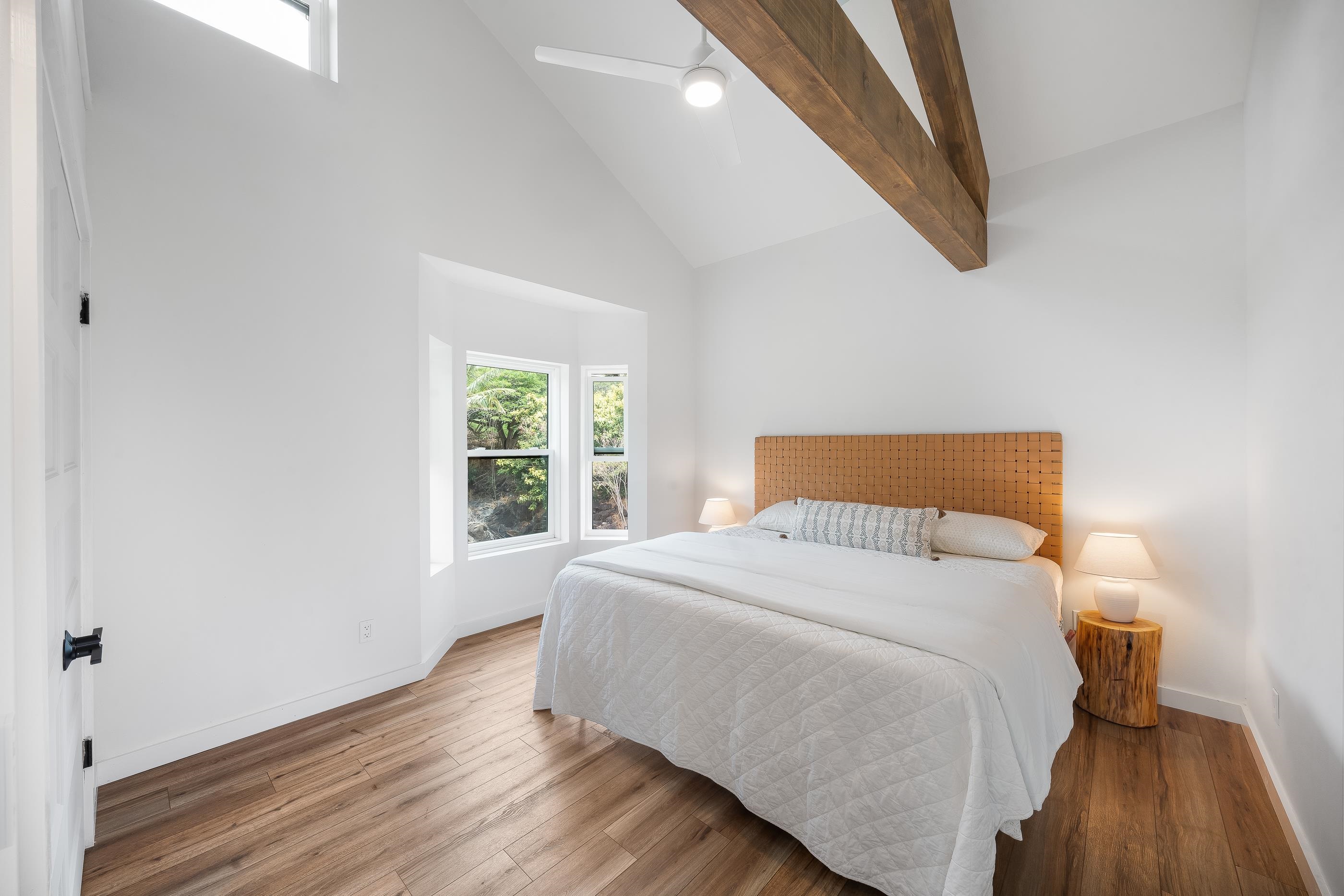 820 Kupulau Drive Kihei, HI 96753 - Photo 43 of 50 a bedroom with a bed and a window