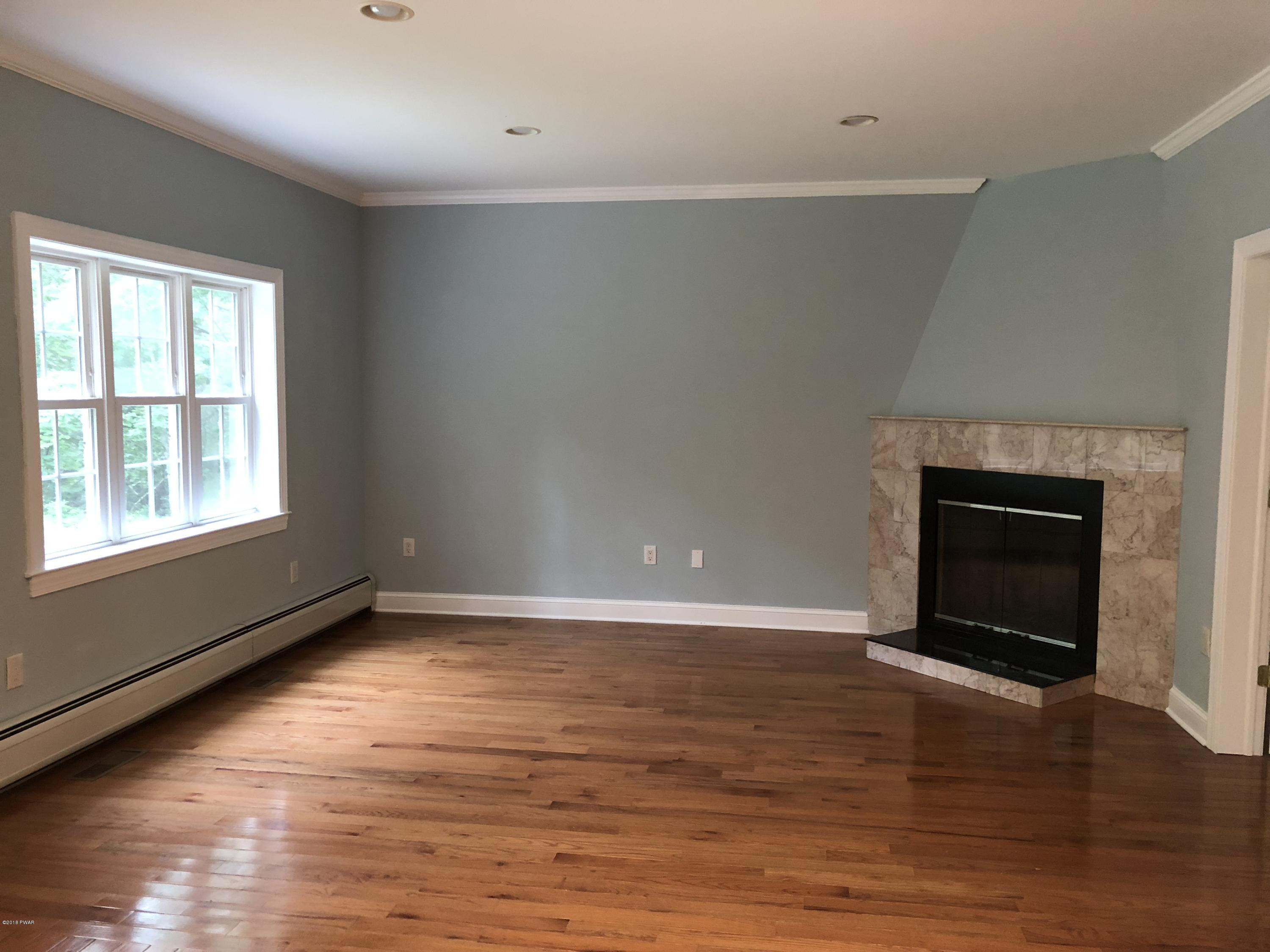 104 Seminole Road Shohola, PA 18458 - Photo 11 of 41 11 Family room