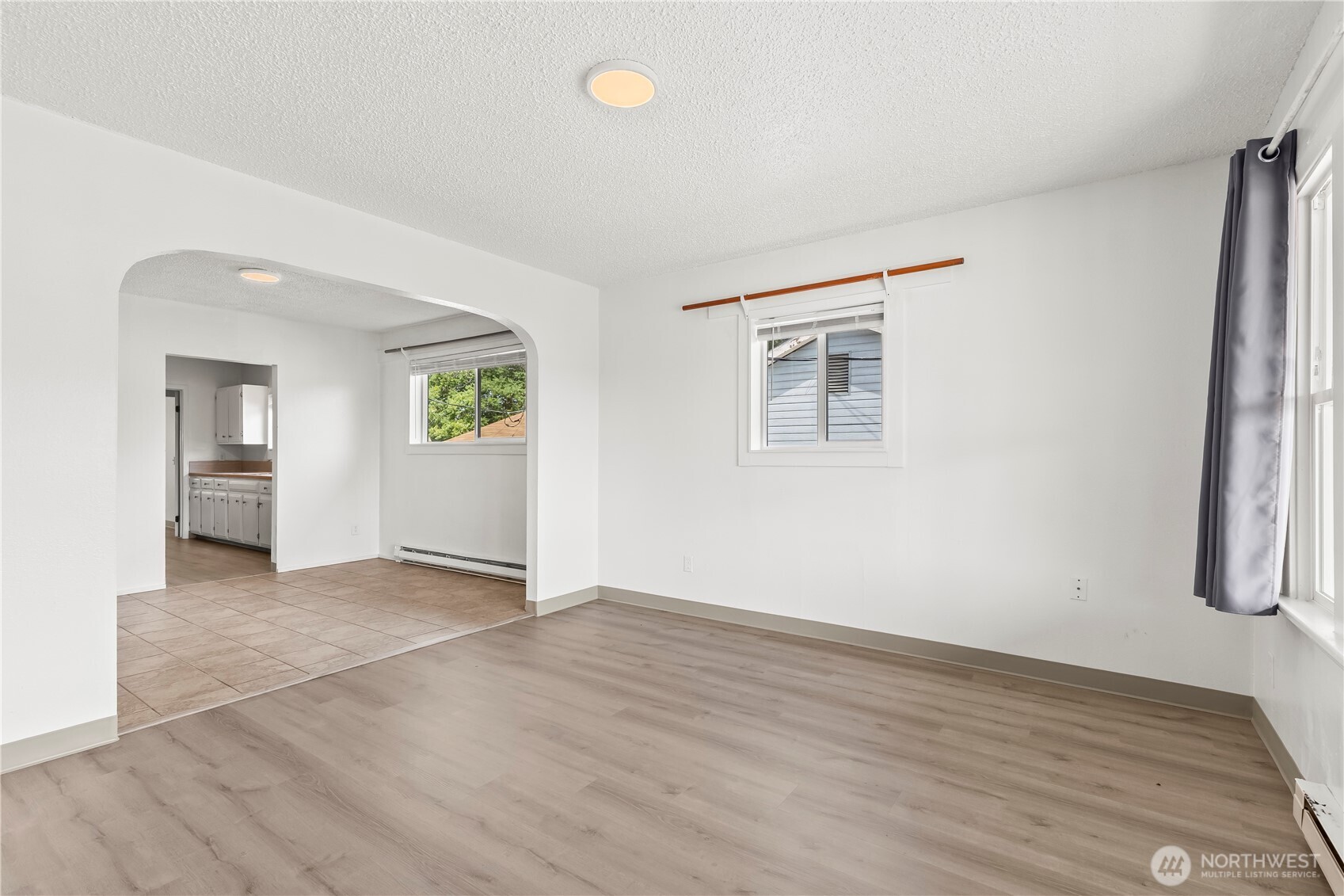 724 South Chelan Avenue Wenatchee, WA 98801 - Photo 5 of 20 an empty room with windows and entrance