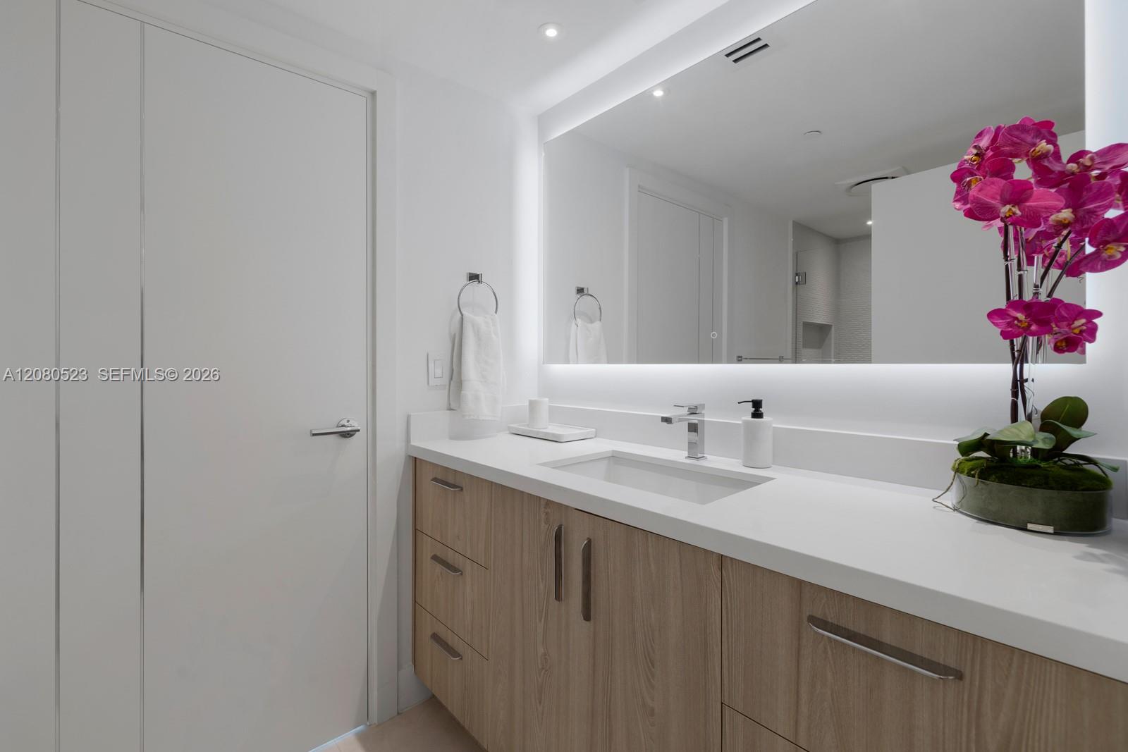 450 Alton Road, Unit 2505 Miami Beach, FL 33139 - Photo 20 of 26 Gallery Image 20