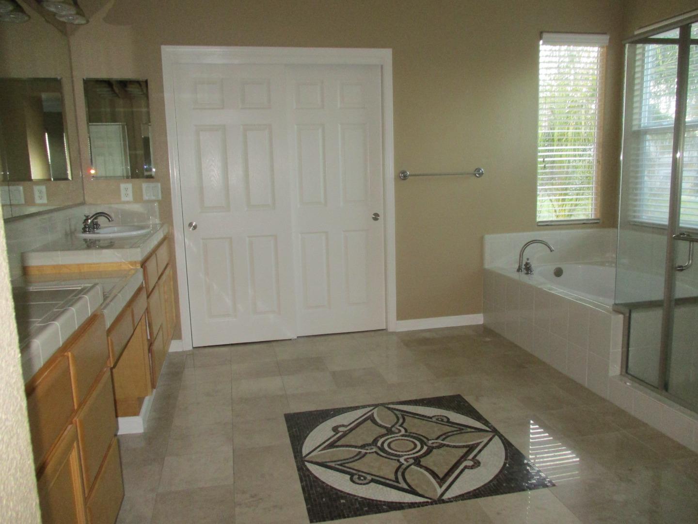 995 Brook Way Gilroy, CA 95020 - Photo 26 of 42 a bathroom with a tub sink and mirror