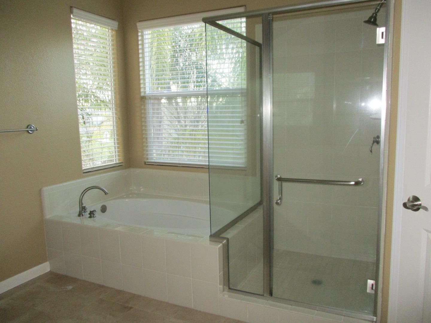 995 Brook Way Gilroy, CA 95020 - Photo 28 of 42 a bathroom with a bathtub
