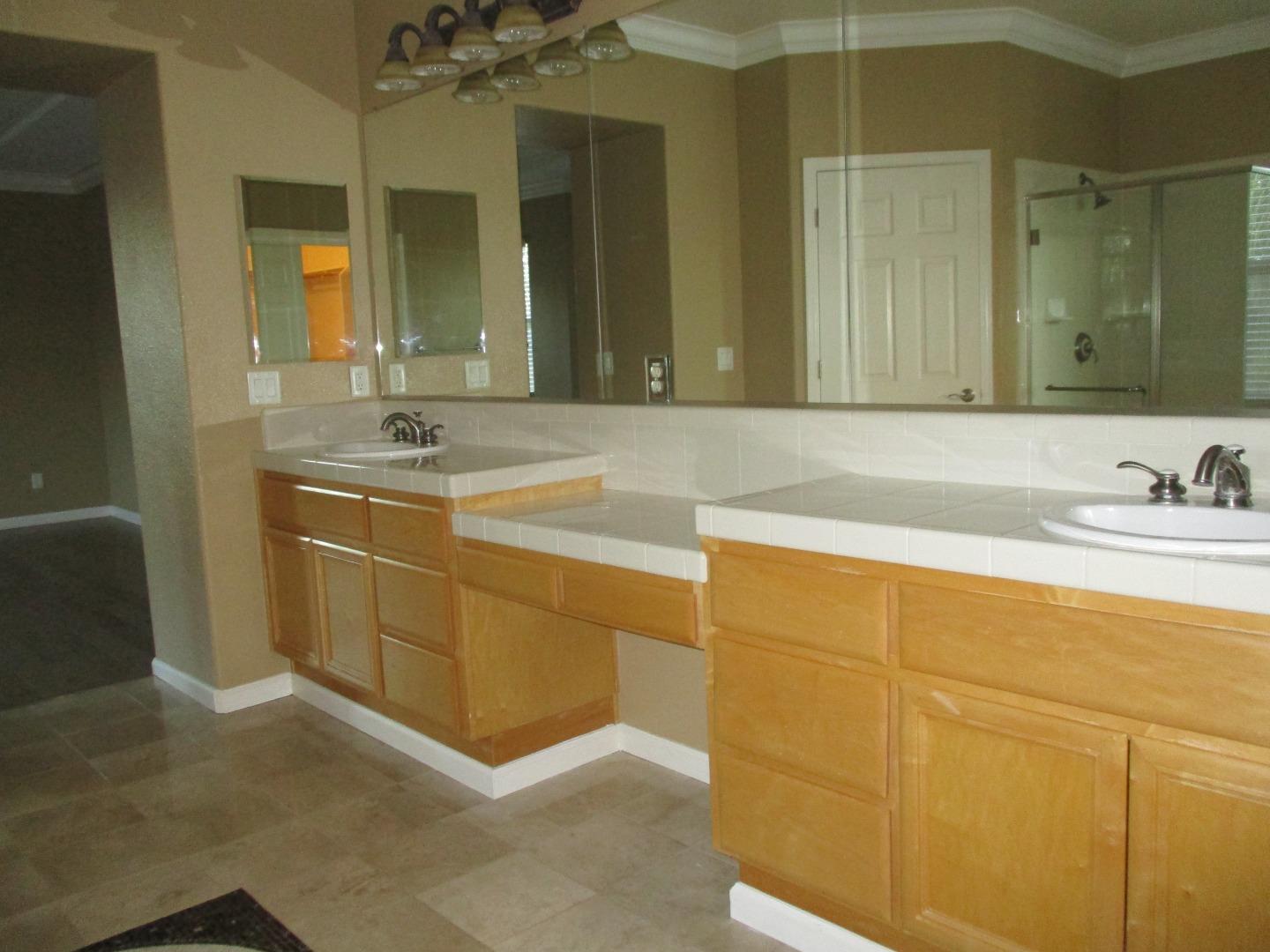 995 Brook Way Gilroy, CA 95020 - Photo 31 of 42 a bathroom with a sink and a mirror
