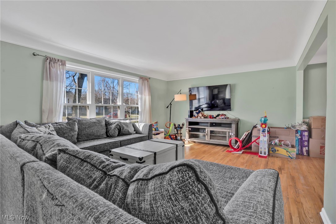 5265 East Farnhurst Road Cleveland, OH 44124 - Photo 7 of 28 Living area with wood finished floors