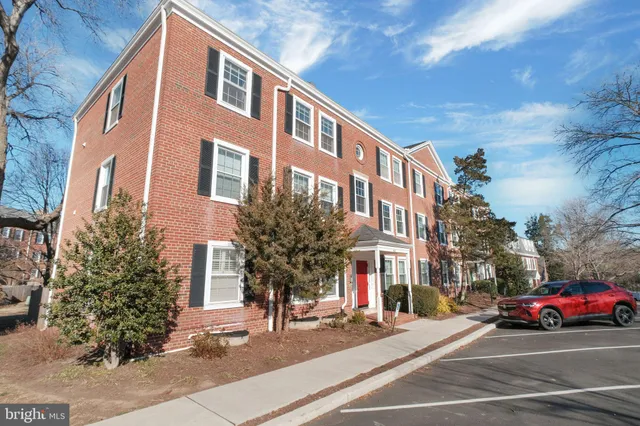 $415,000 | 4817 31st Street South, Unit C1, Arlington, VA 22206
