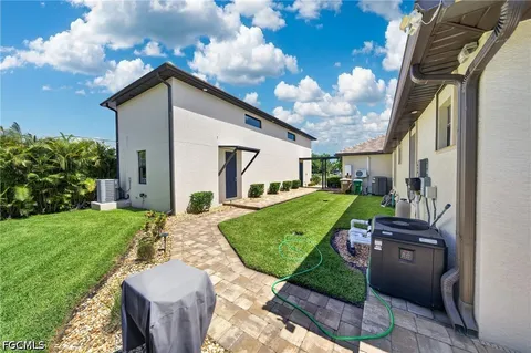 $1,200,000 | 1725 Southwest 52nd Terrace, Cape Coral, FL 33914