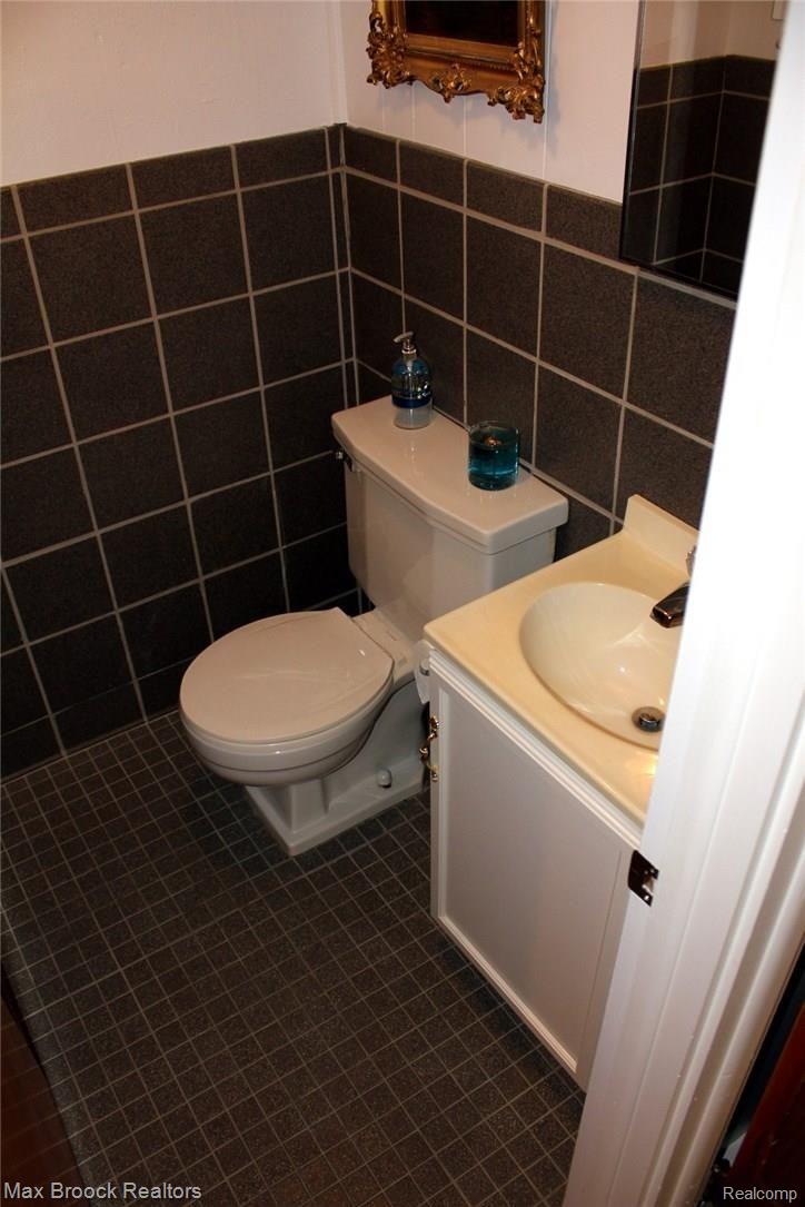1051 North Adams Road, Unit 22 Birmingham, MI 48009 - Photo 18 of 30 half bath