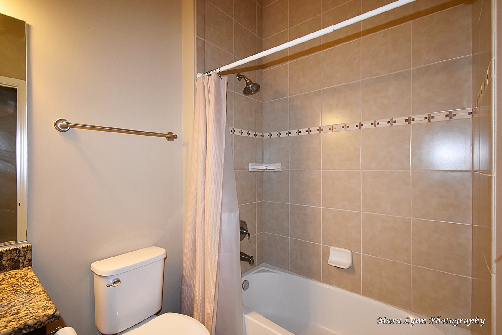 3881 Valhalla Drive Elgin, IL 60124 - Photo 26 of 39 a bathroom with a toilet and shower