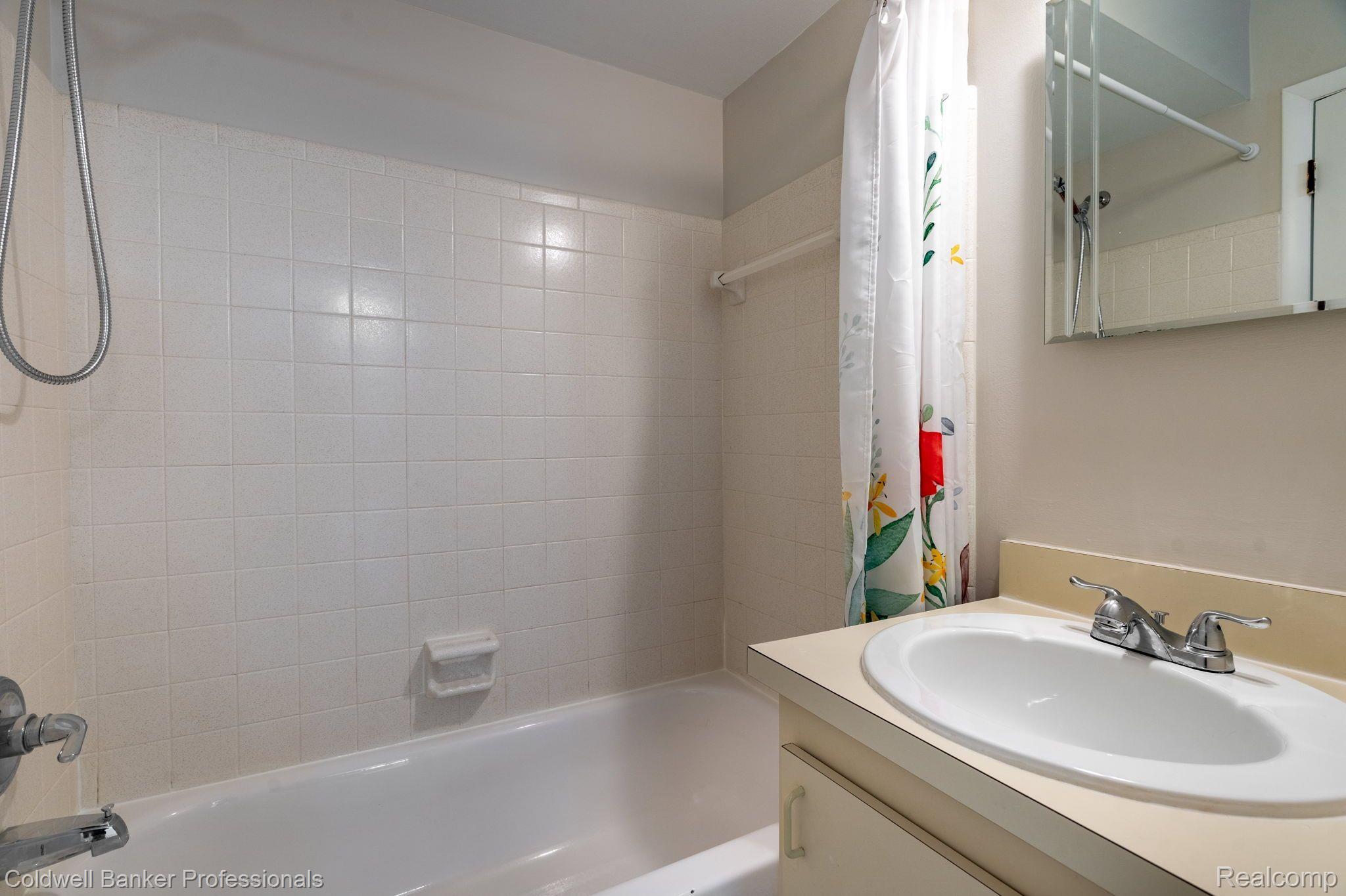 792 Oak Brook Ridge Drive Rochester, MI 48307 - Photo 23 of 25 Gallery Image 23