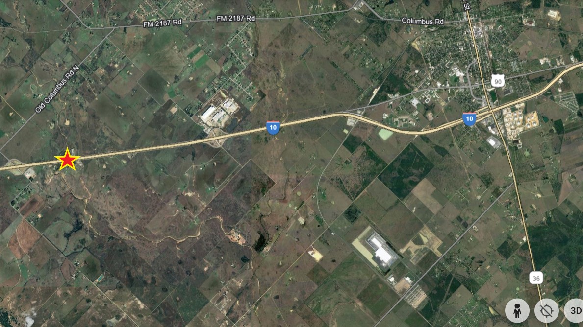 7489 Interstate 10 Frontage Road Sealy, TX 77474 - Photo 2 of 4 a backyard of a house