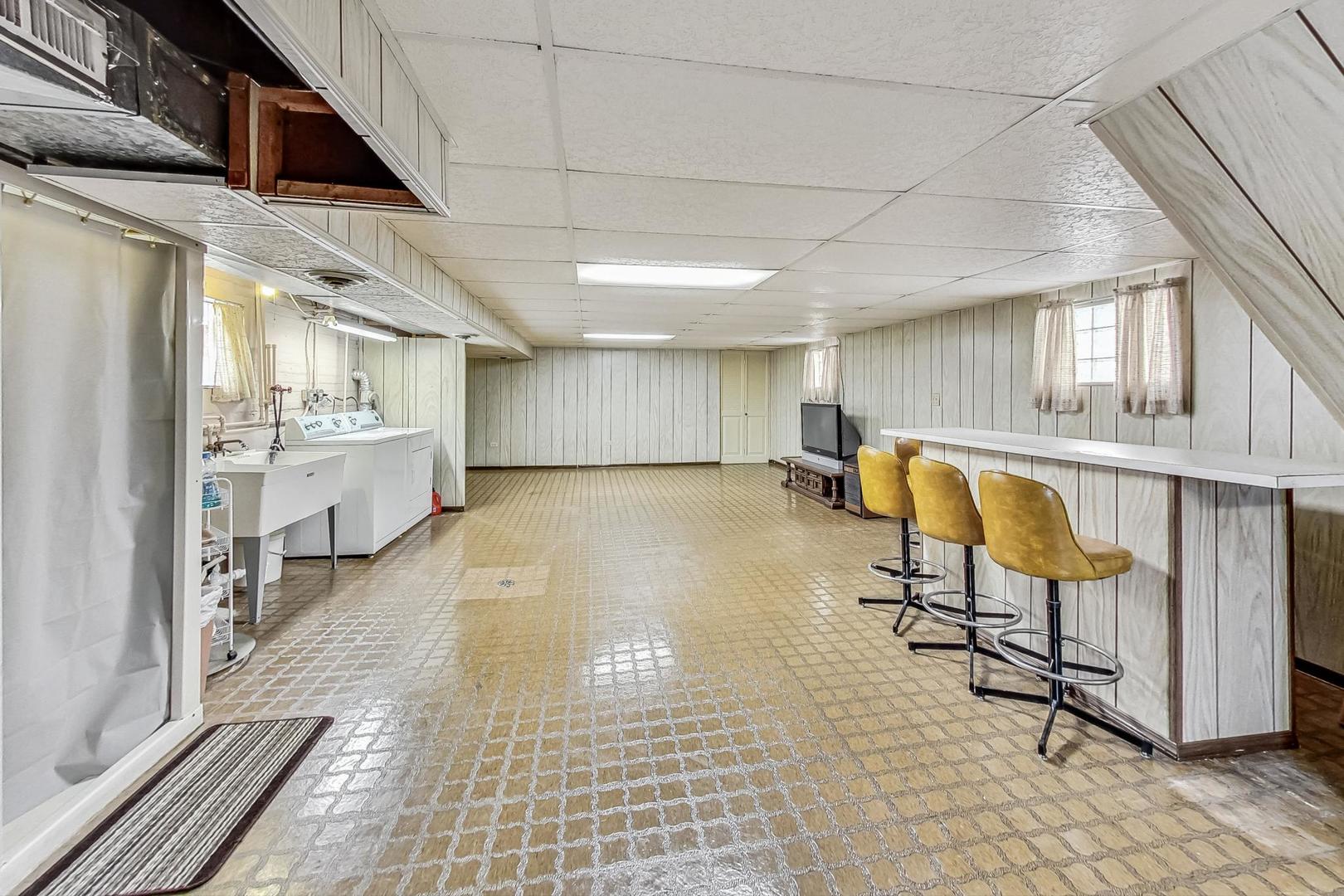 6241 South Rutherford Avenue Chicago, IL 60638 - Photo 24 of 39 a view of an entryway with wooden floor