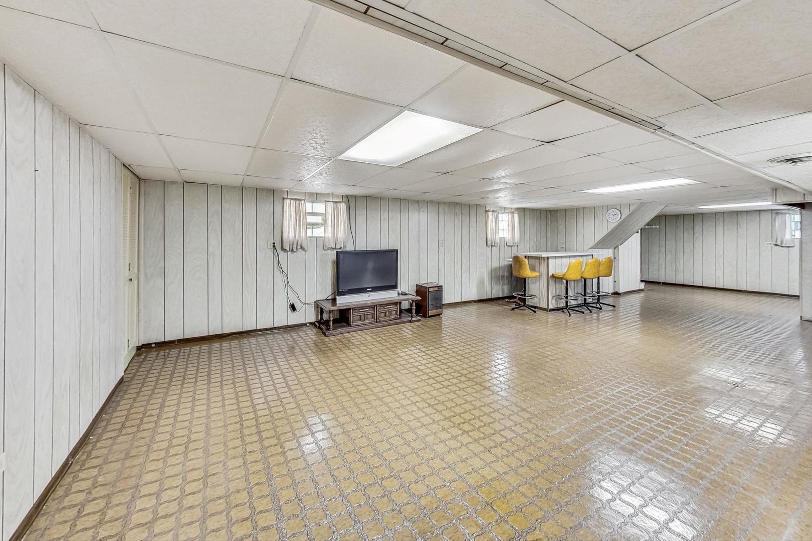 6241 South Rutherford Avenue Chicago, IL 60638 - Photo 26 of 39 a view of a storage & utility room