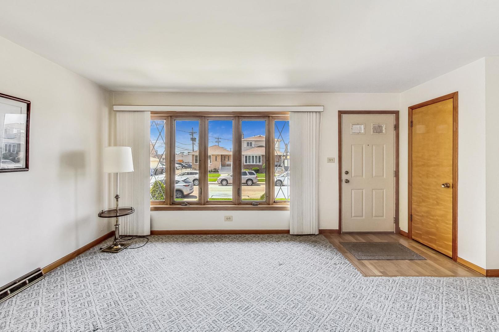 6241 South Rutherford Avenue Chicago, IL 60638 - Photo 4 of 39 an empty room with windows