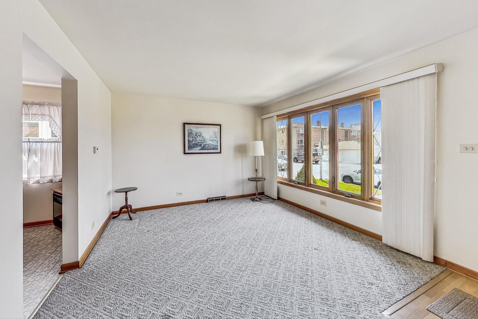 6241 South Rutherford Avenue Chicago, IL 60638 - Photo 6 of 39 an empty room with windows