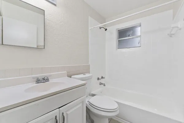 $2,200 | 4905 Gulfstream Road, Lake Worth, FL 33461