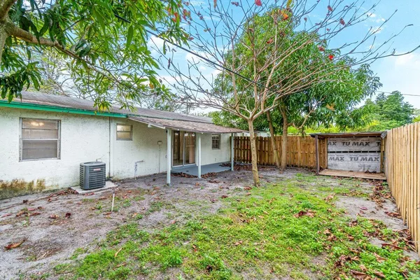 $2,200 | 4905 Gulfstream Road, Lake Worth, FL 33461